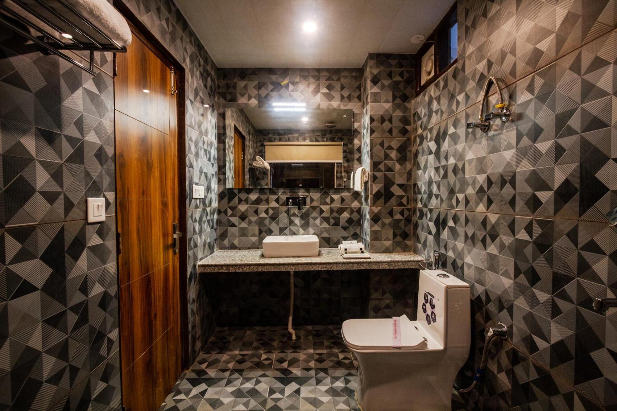 The Spruce Mansion Hotel มะนาลี ภายนอก รูปภาพ