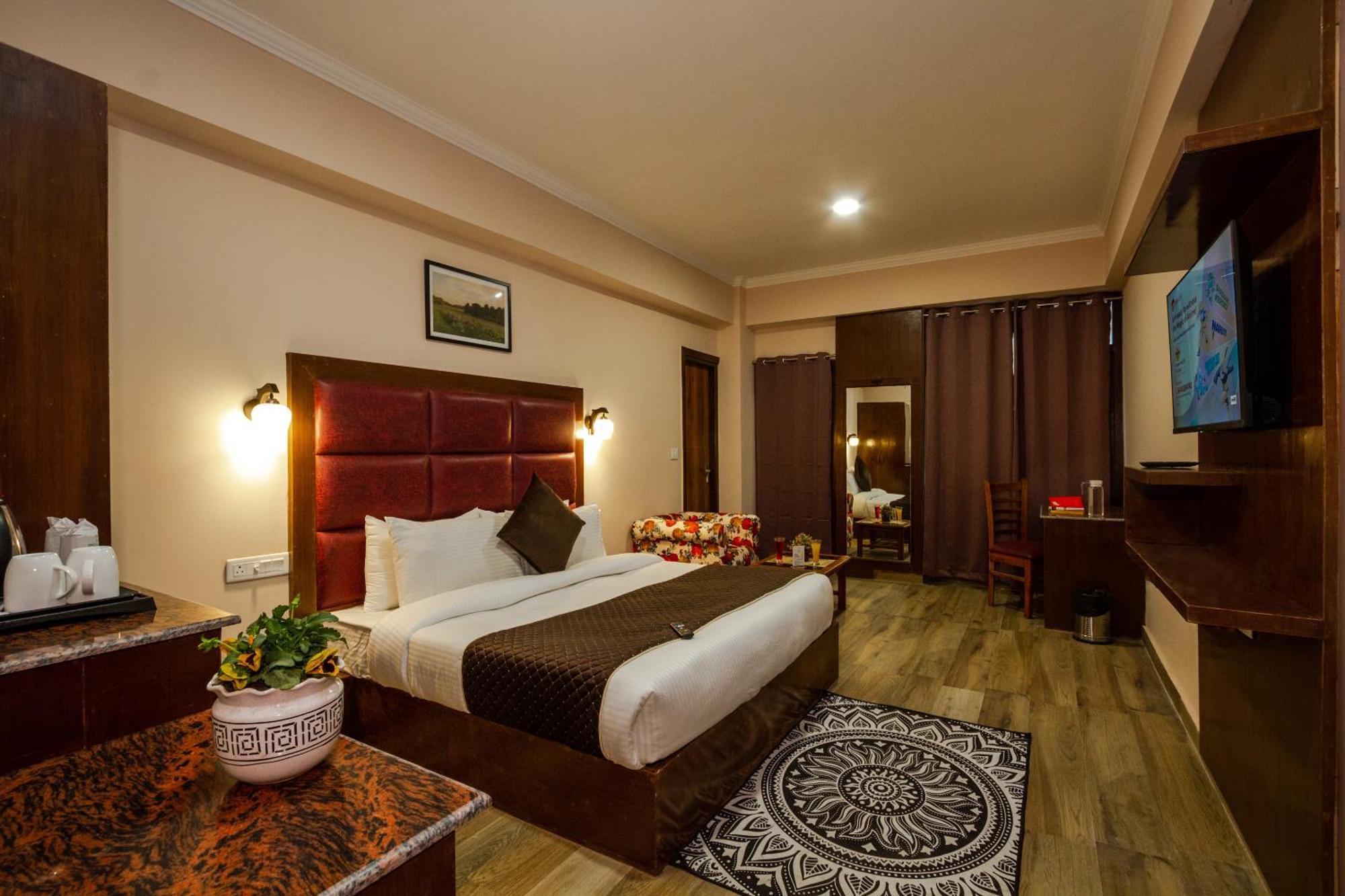 The Spruce Mansion Hotel มะนาลี ภายนอก รูปภาพ